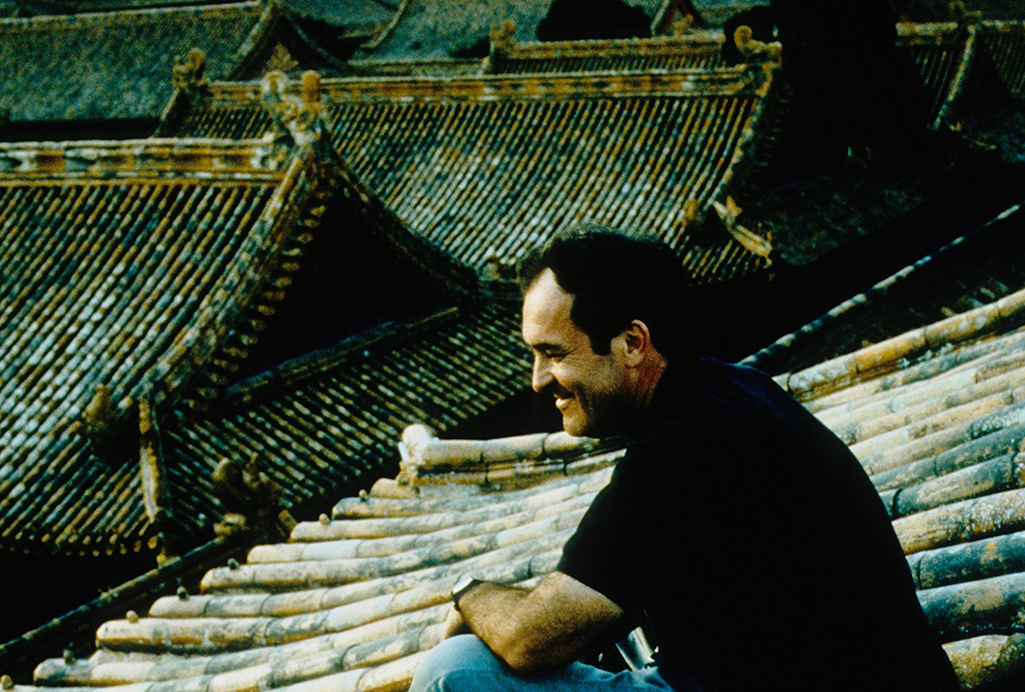 Bernardo Bertolucci, fotografato sui caratteristici tetti della Città Proibita a Pechino, durante le riprese de "L'Ultimo Imperatore"
