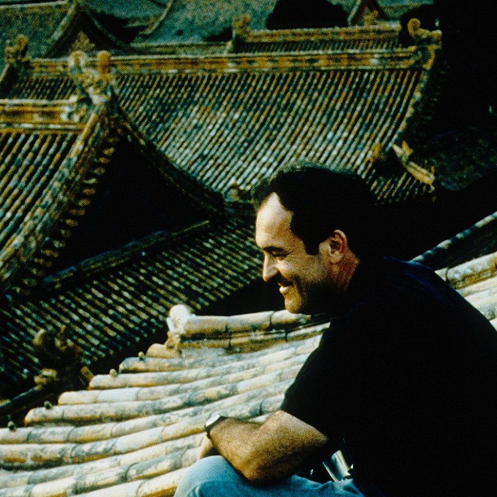 Bernardo Bertolucci, fotografato sui caratteristici tetti della Città Proibita a Pechino, durante le riprese de "L'Ultimo Imperatore"